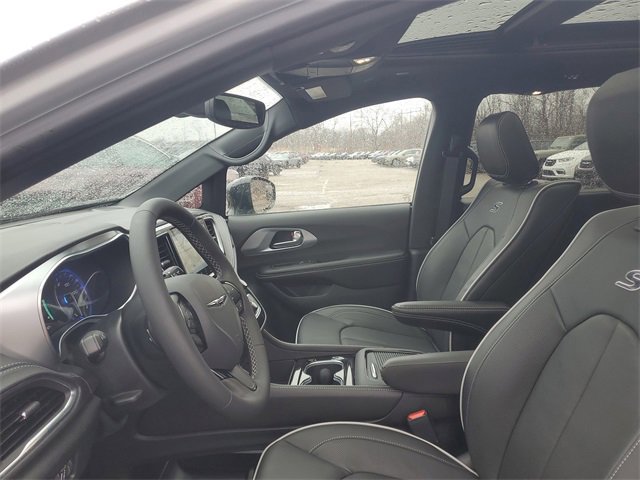 New 2026 Chrysler Pacifica Limited w/ Uconnect Theater Family Group image 18