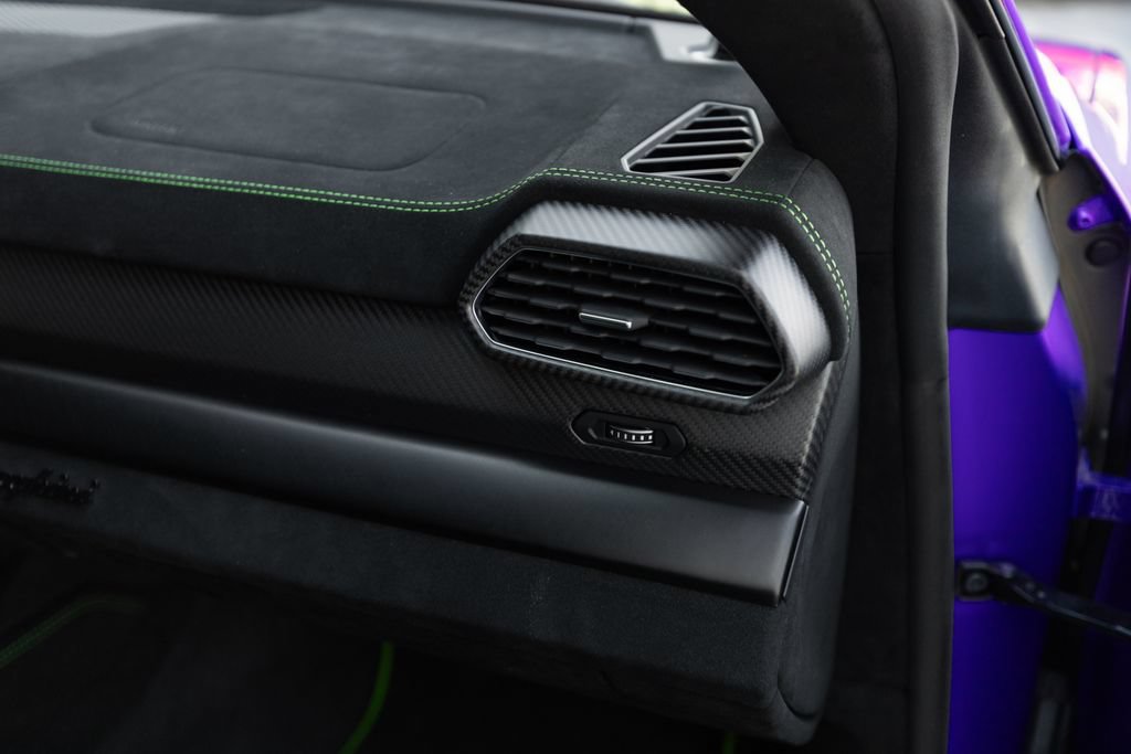 Used 2024 Lamborghini Urus Performante AWD/4WD image 32