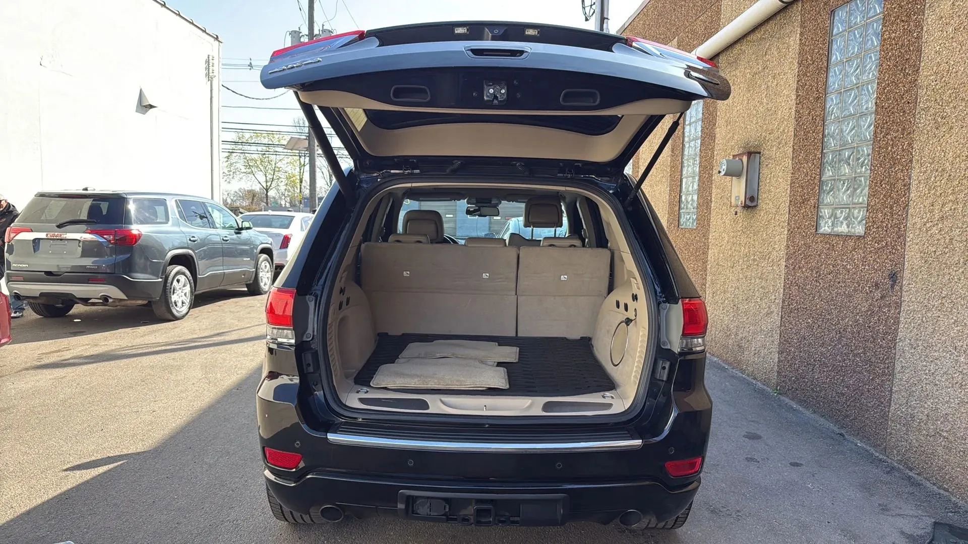 Used 2015 Jeep Grand Cherokee Overland w/ Advanced Technology Group AWD/4WD image 26
