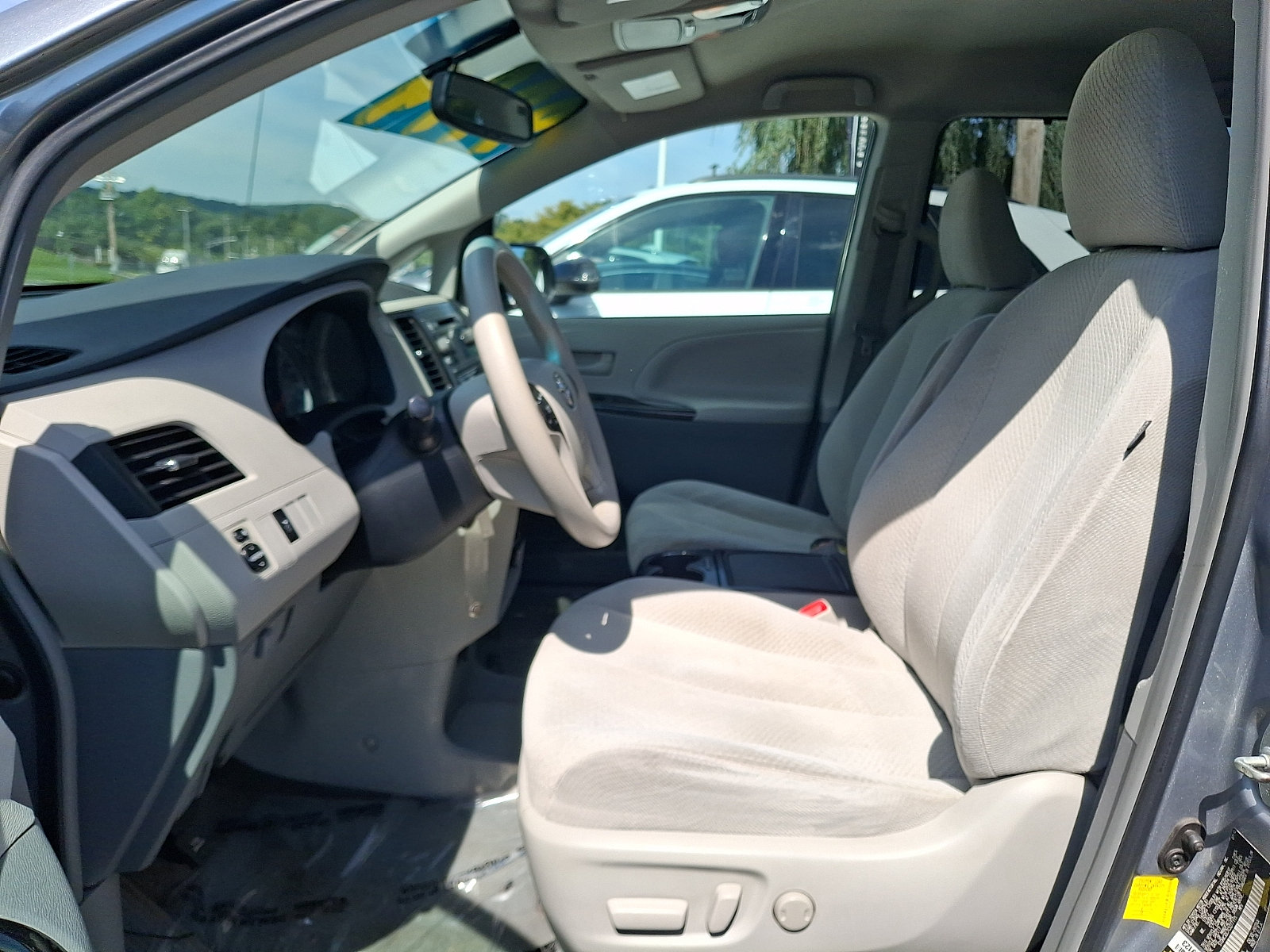 Used 2012 Toyota Sienna LE w/ Towing Pkg FWD image 14