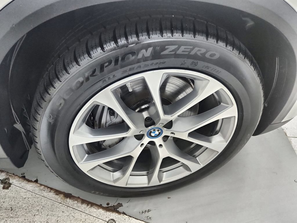 Used 2025 BMW X5 xDrive50e AWD/4WD image 36