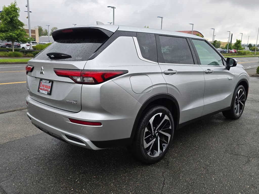 Used 2023 Mitsubishi Outlander 4WD Plug-In Hybrid image 5