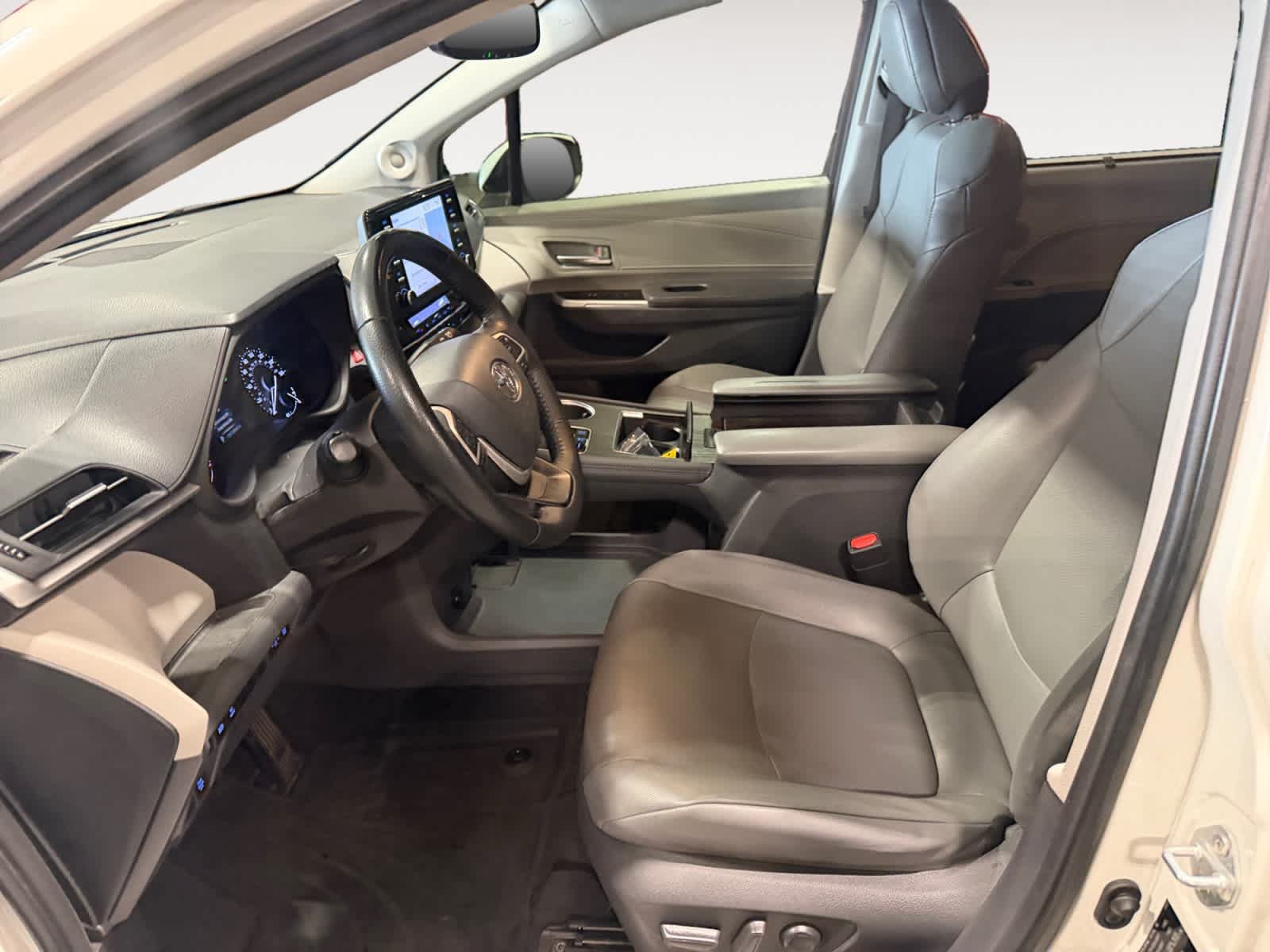 Used 2021 Toyota Sienna XLE w/ XLE Plus Package FWD image 10