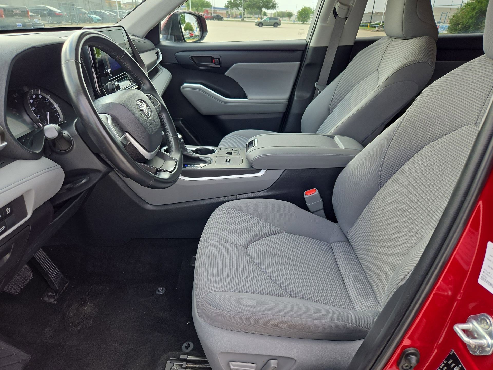 Used 2023 Toyota Highlander LE FWD image 16