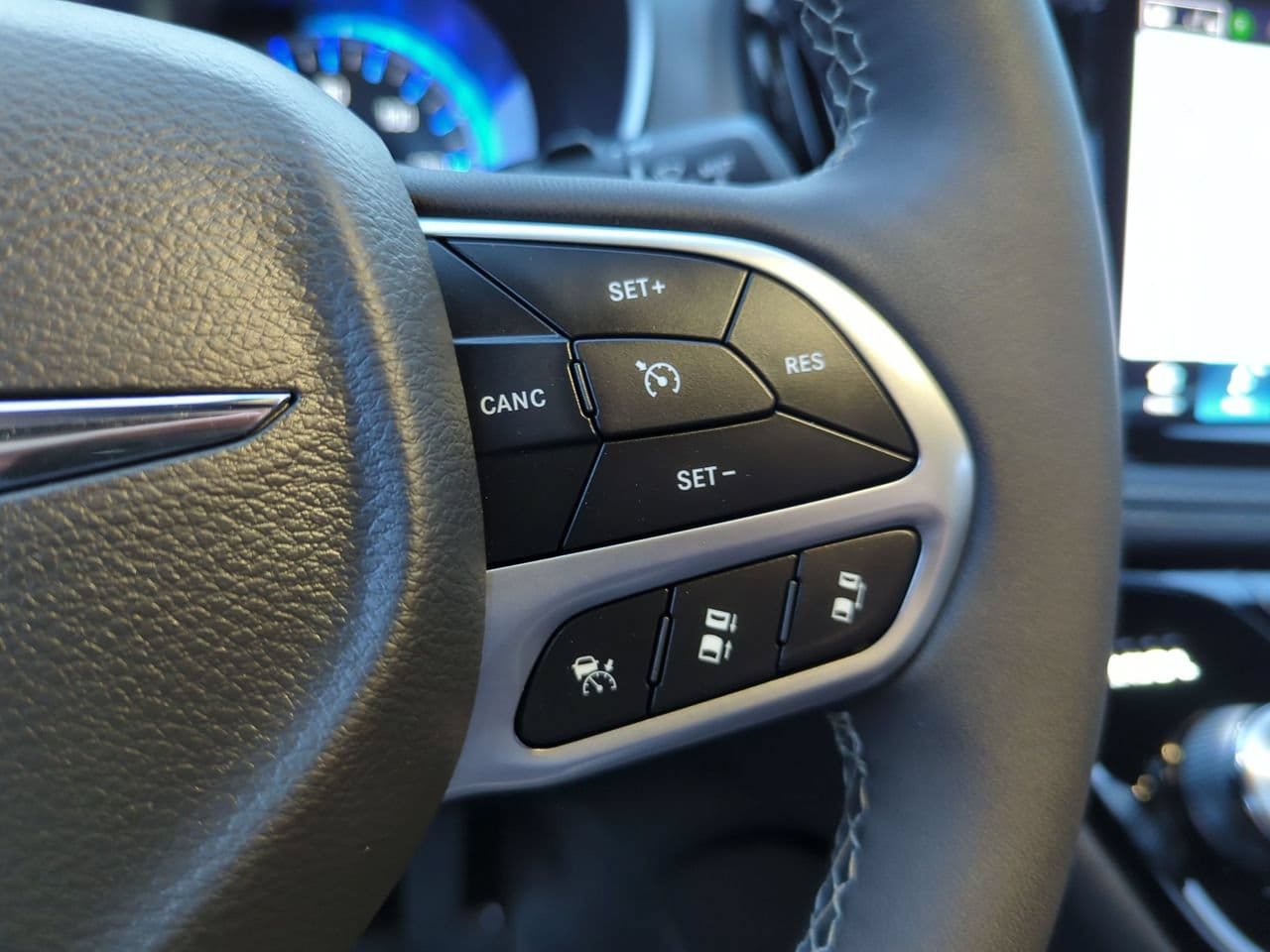 Used 2026 Chrysler Pacifica Limited FWD image 12