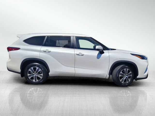 Used 2023 Toyota Highlander XLE AWD/4WD image 3