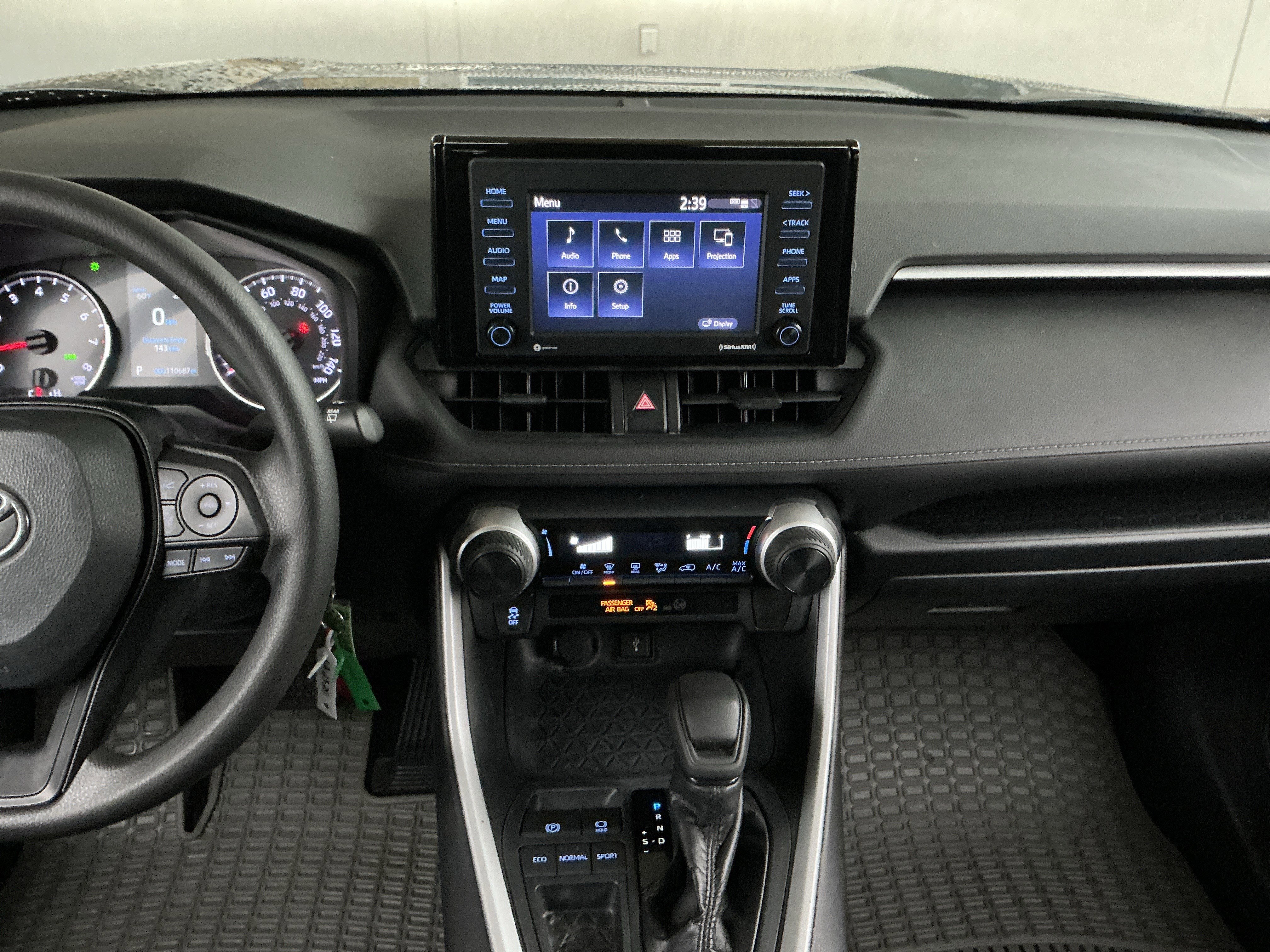 Used 2020 Toyota RAV4 LE image 9