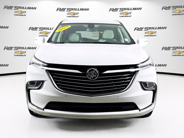 Used 2023 Buick Enclave Essence AWD/4WD image 2