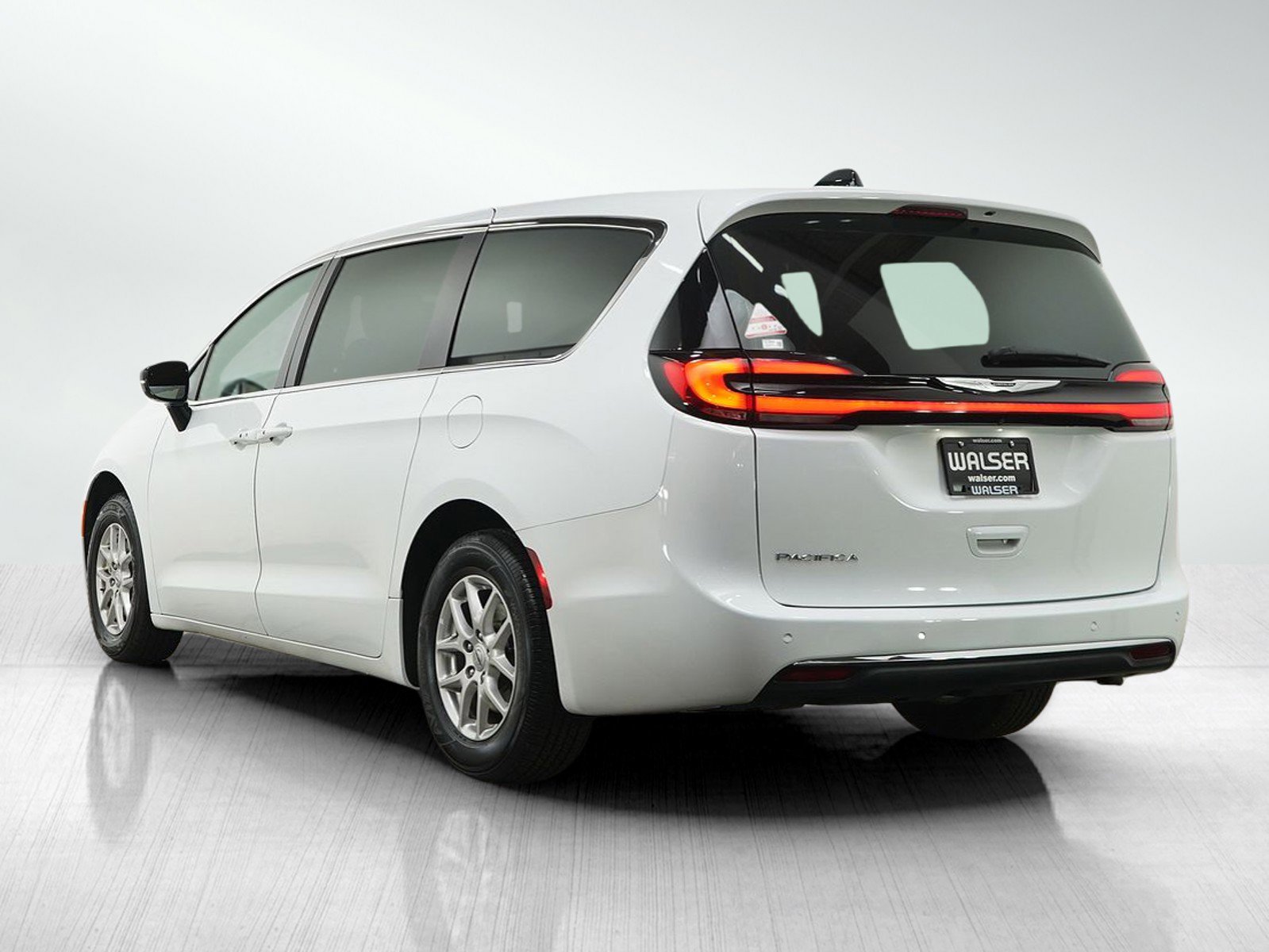 Used 2025 Chrysler Pacifica Select FWD image 3