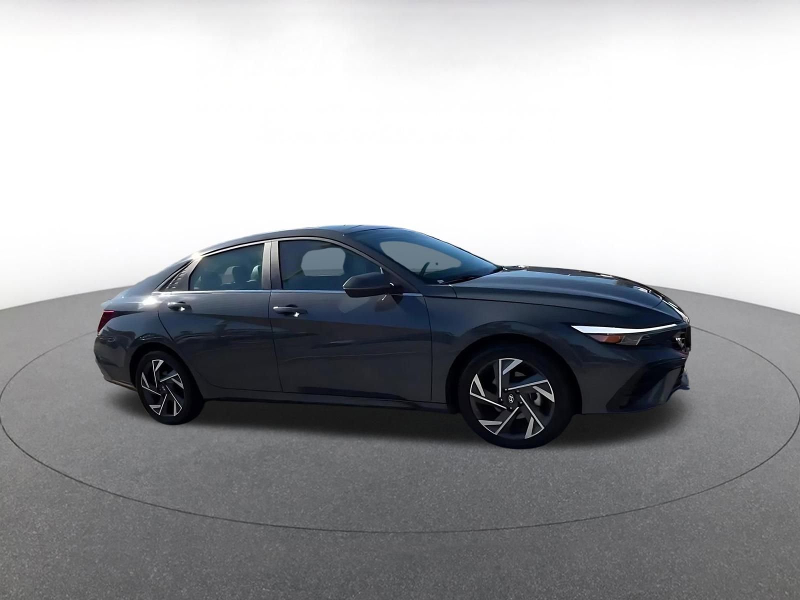 Used 2025 Hyundai Elantra Limited image 2