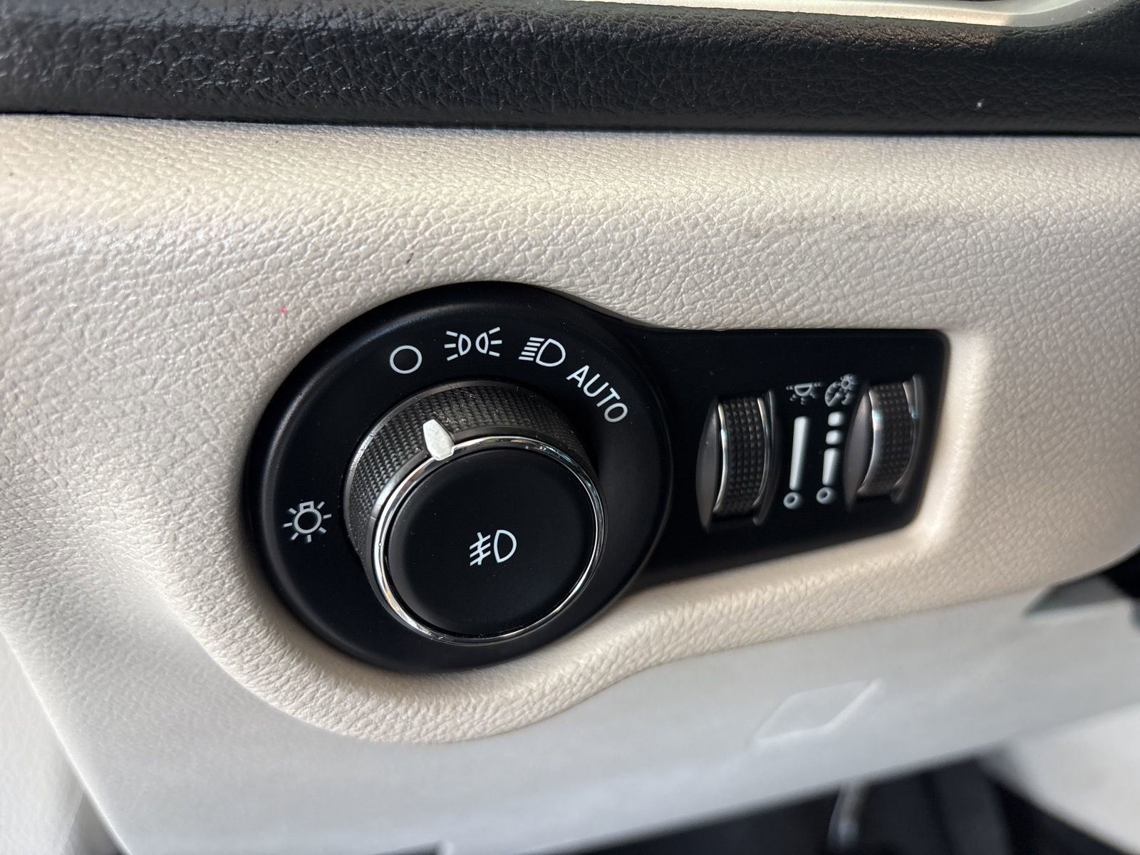 Used 2022 Chrysler Pacifica Touring-L w/ Uconnect Theater Family Group image 12