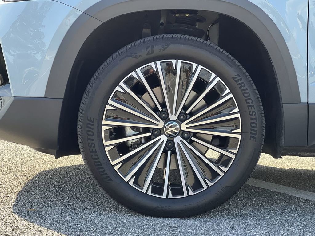 Used 2025 Volkswagen Taos SE w/ Panoramic Sunroof Package image 11