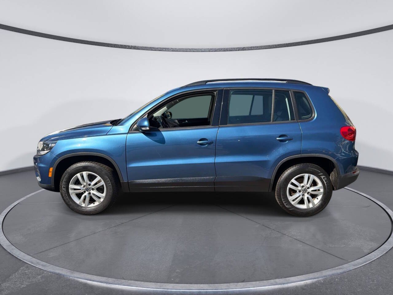 Used 2017 Volkswagen Tiguan S AWD/4WD image 2