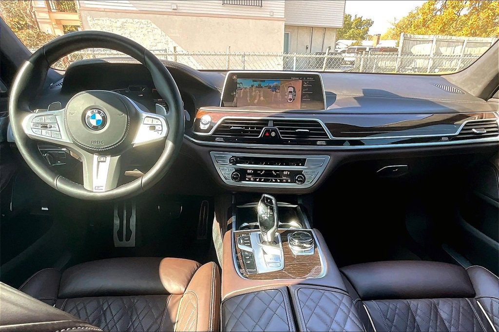 Used 2022 BMW 750i xDrive w/ Luxury Rear Seating Package image 7