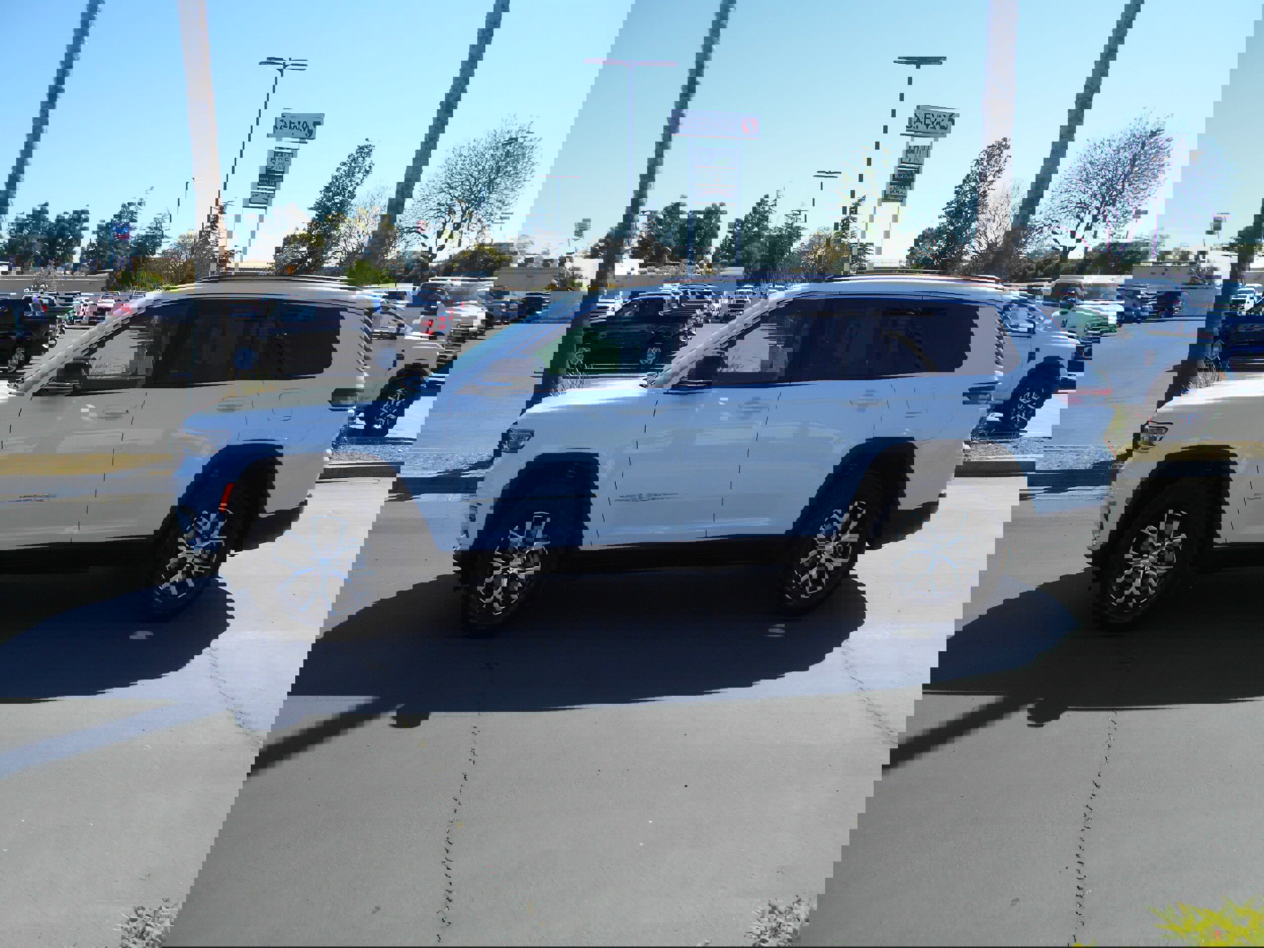 Used 2024 Jeep Grand Cherokee L Limited w/ Luxury Tech Group II image 2