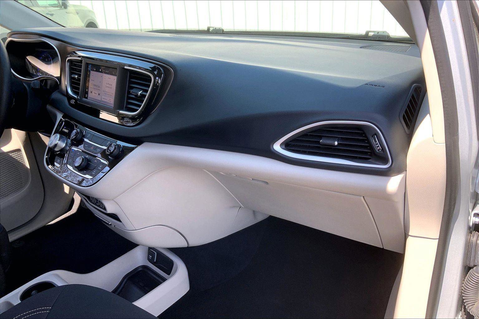 Used 2023 Chrysler Voyager LX FWD image 15