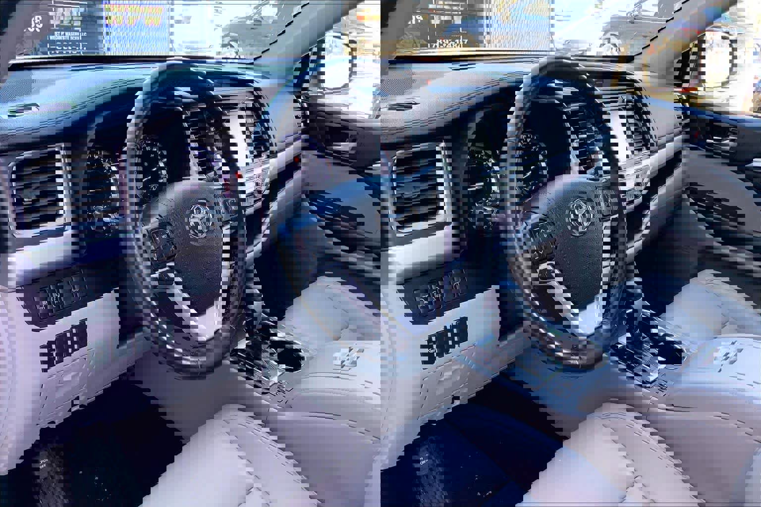 Used 2019 Toyota Highlander XLE w/ Carpet Mat Package (TMS) image 17