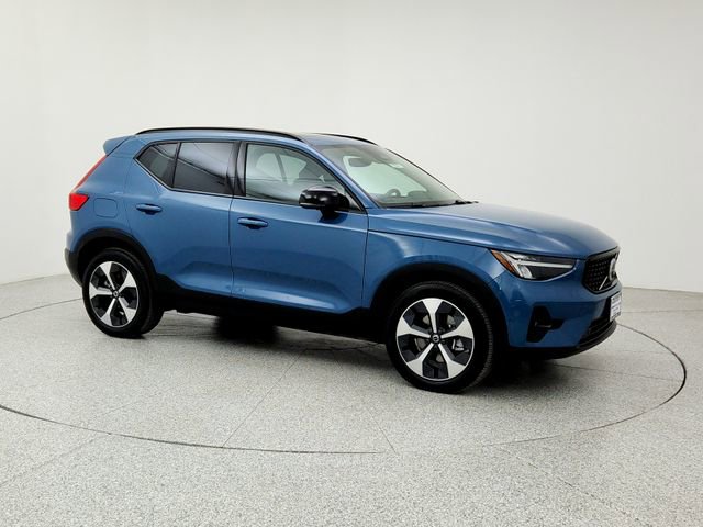 Used 2023 Volvo XC40 B5 Plus w/ Driver Assist Package image 3