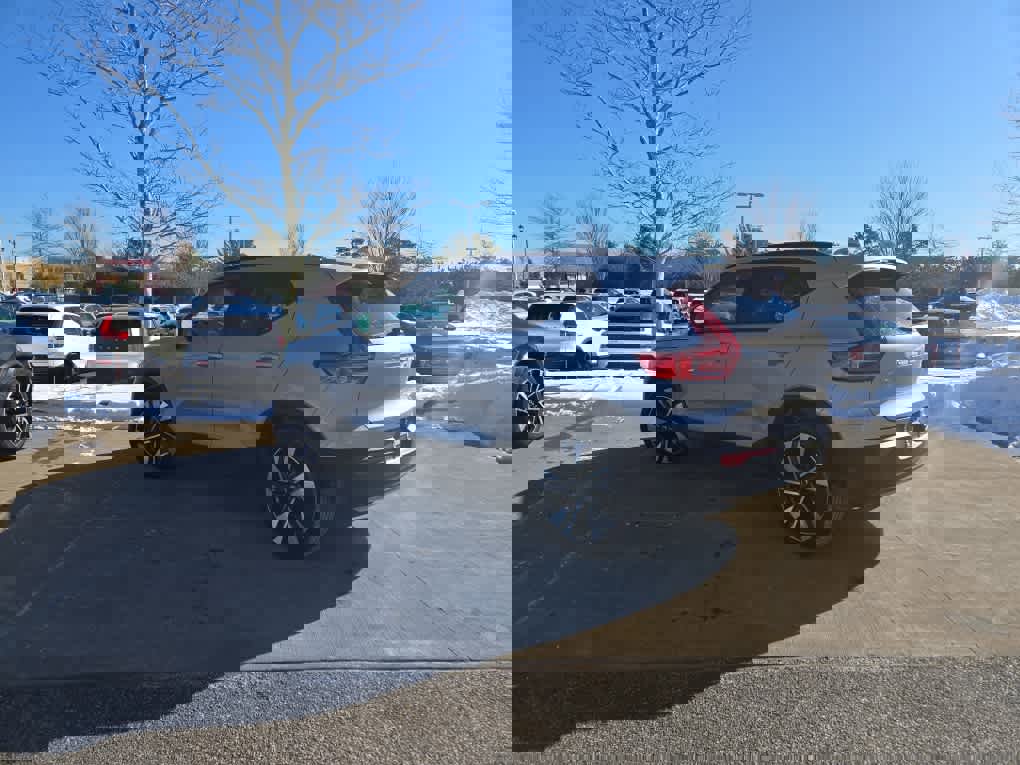 Used 2023 Volvo XC40 B5 Plus w/ Protection Package Premier image 4