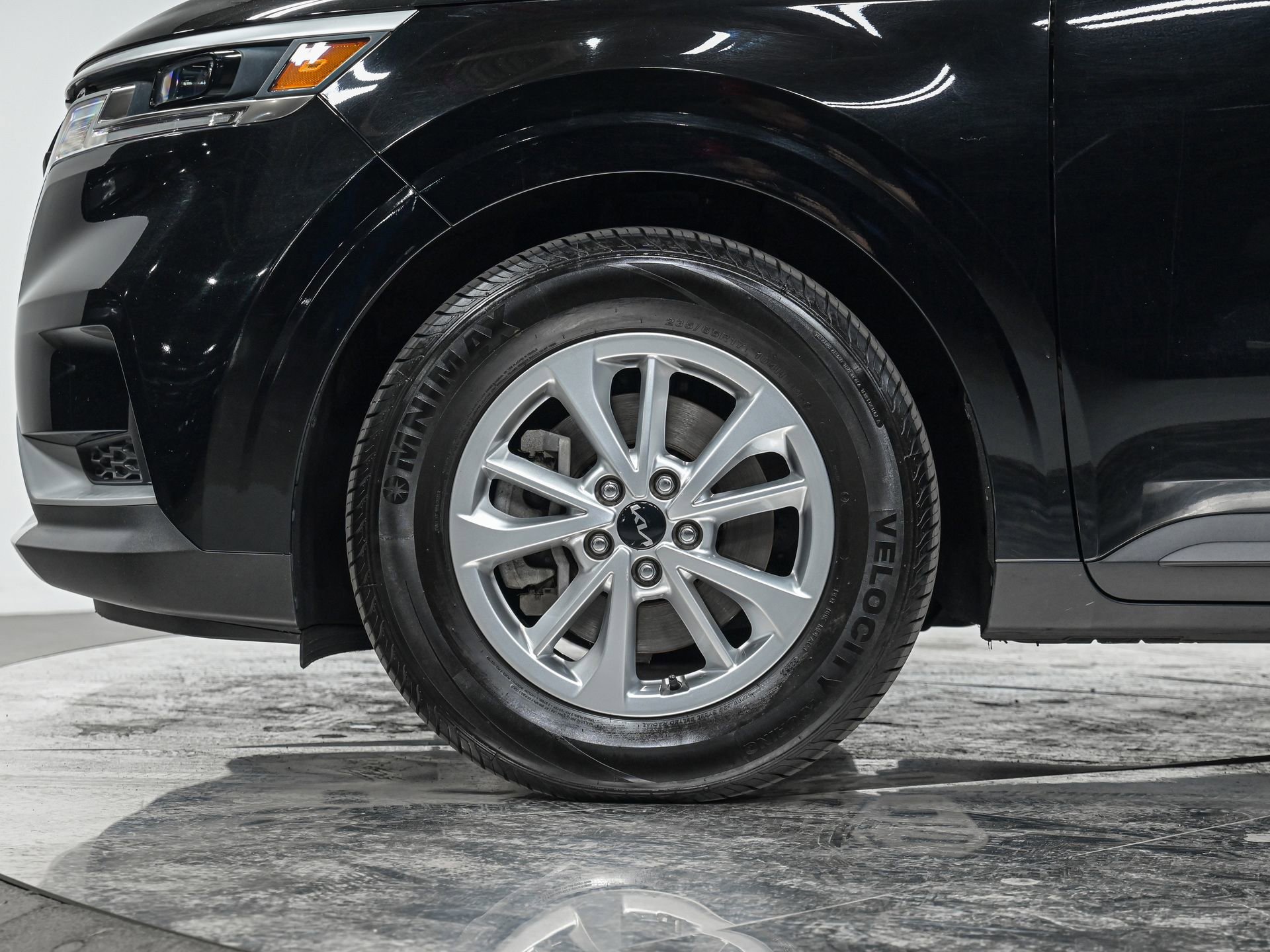 Used 2023 Kia Carnival LX image 3