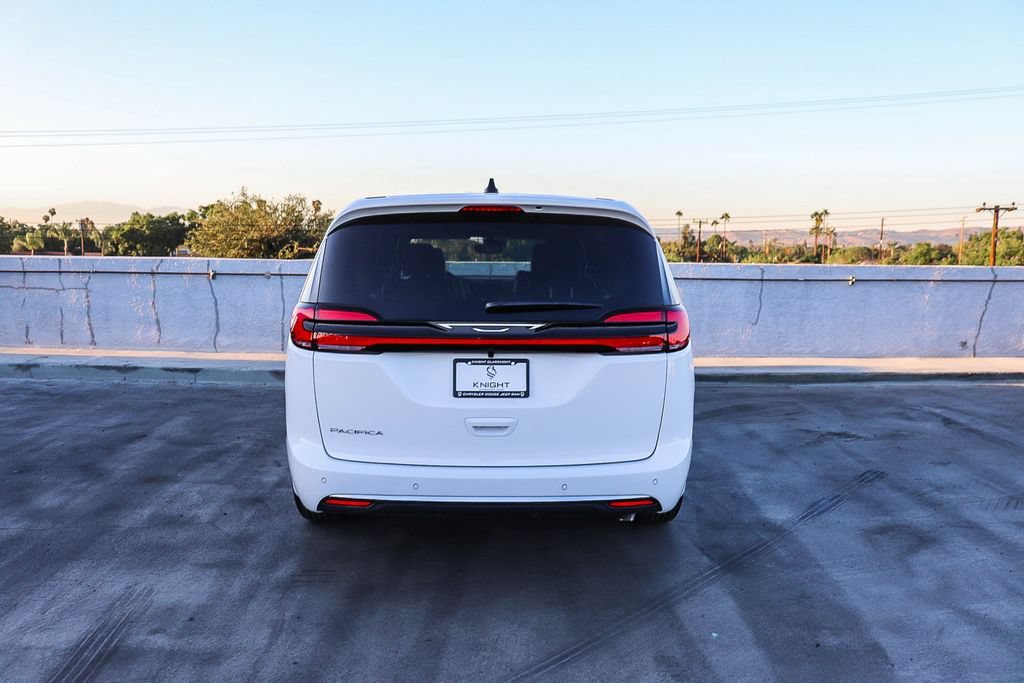 New 2027 Chrysler Pacifica Select FWD image 8