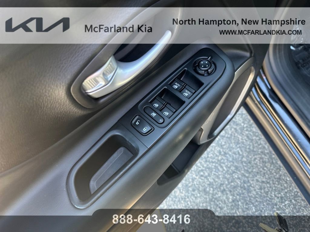 Used 2023 Jeep Renegade Limited image 13