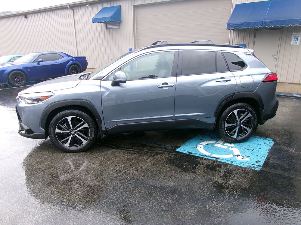 Used 2024 Toyota Corolla Cross XSE w/ Convenience Package image 3