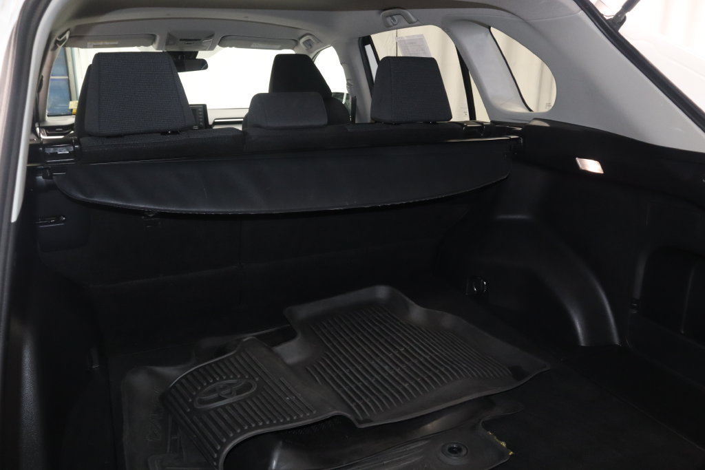 Used 2022 Toyota RAV4 LE AWD/4WD image 12
