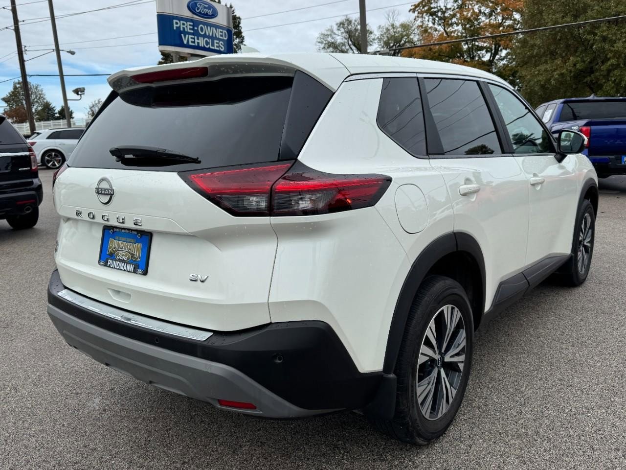 Used 2023 Nissan Rogue SV image 3