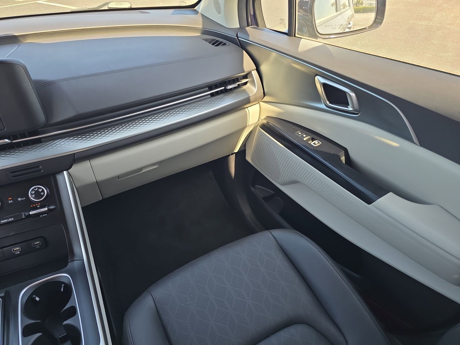 Used 2024 Kia Carnival LX FWD image 12
