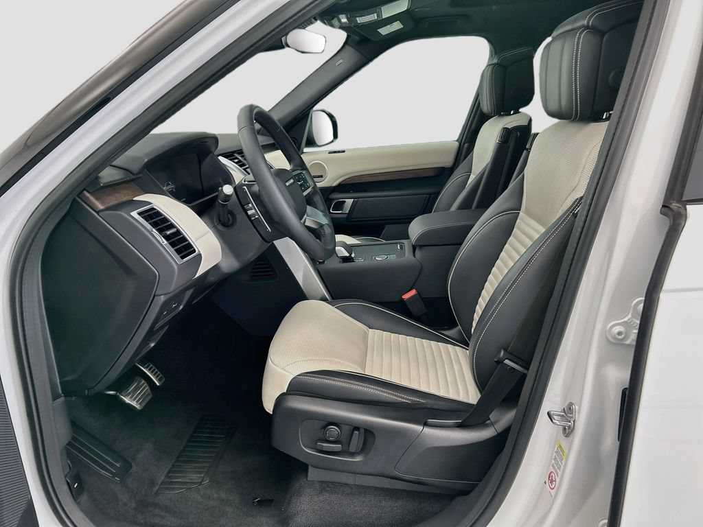 Used 2024 Land Rover Discovery Dynamic SE AWD/4WD image 18