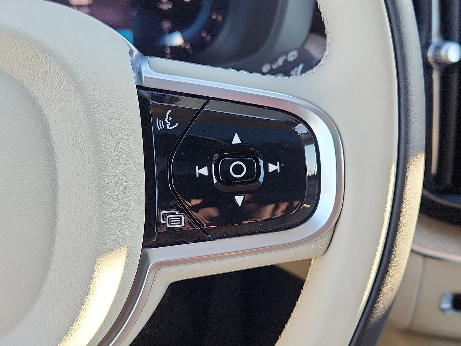 Certified 2023 Volvo XC60 B5 Plus w/ Climate Package image 25