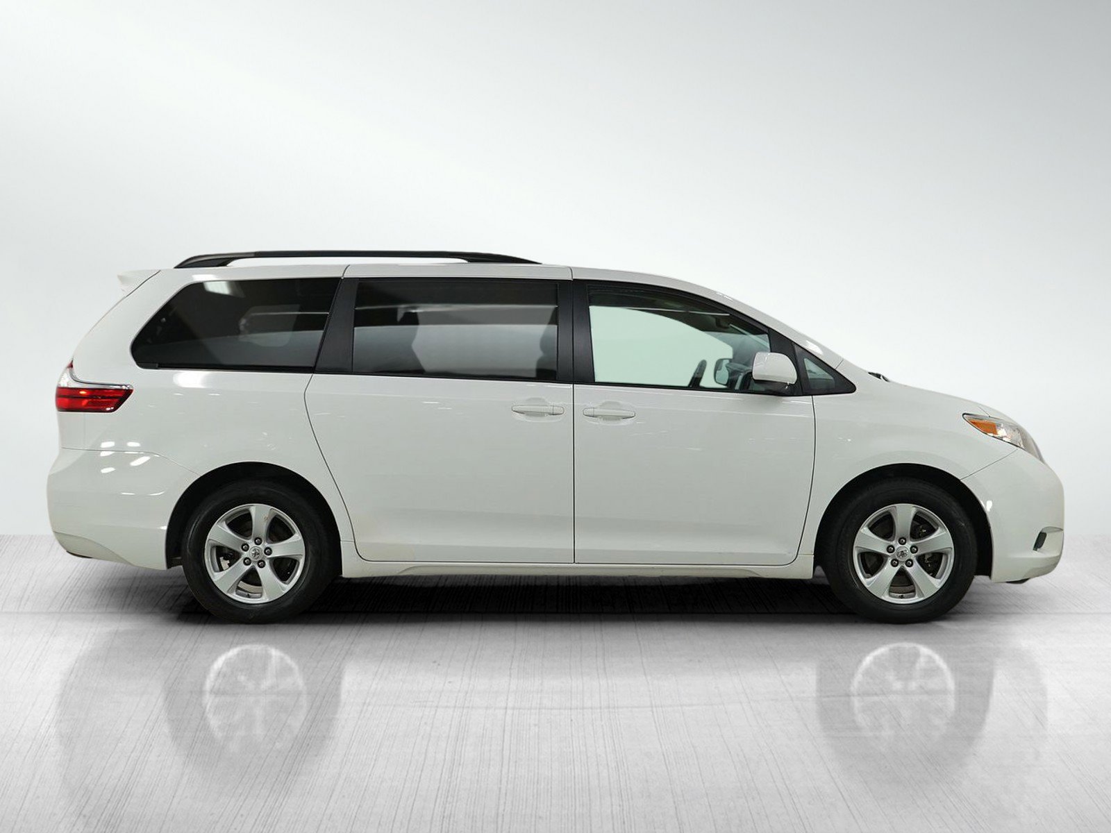 Used 2017 Toyota Sienna LE image 7