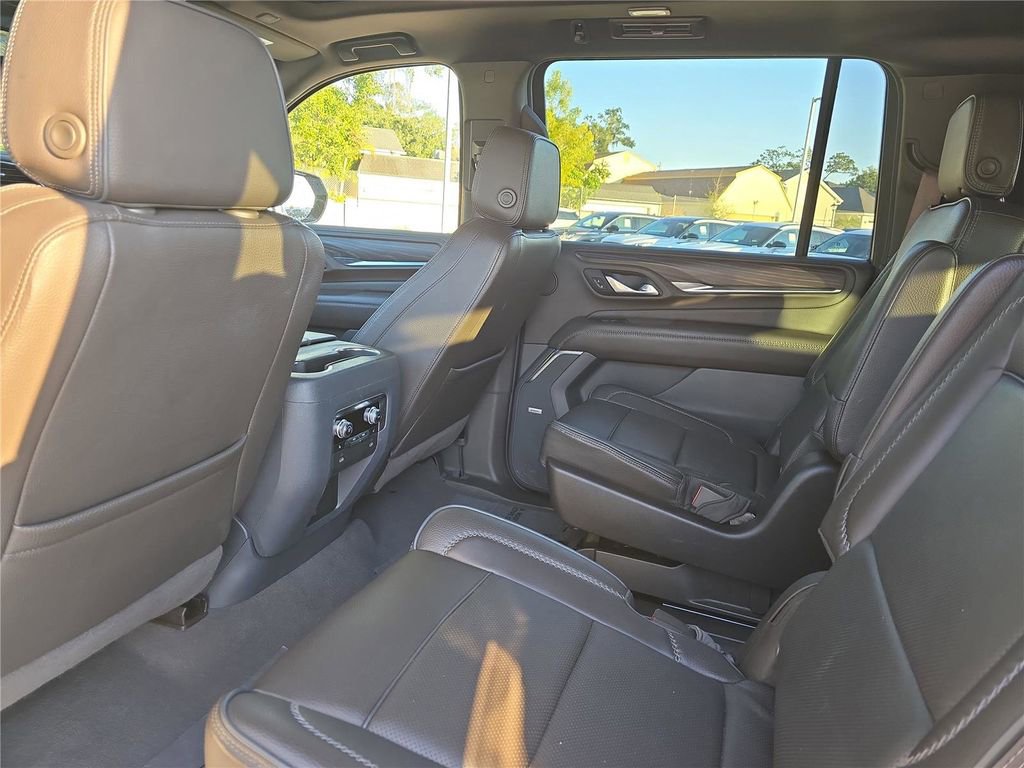 Used 2023 GMC Yukon XL Denali image 12