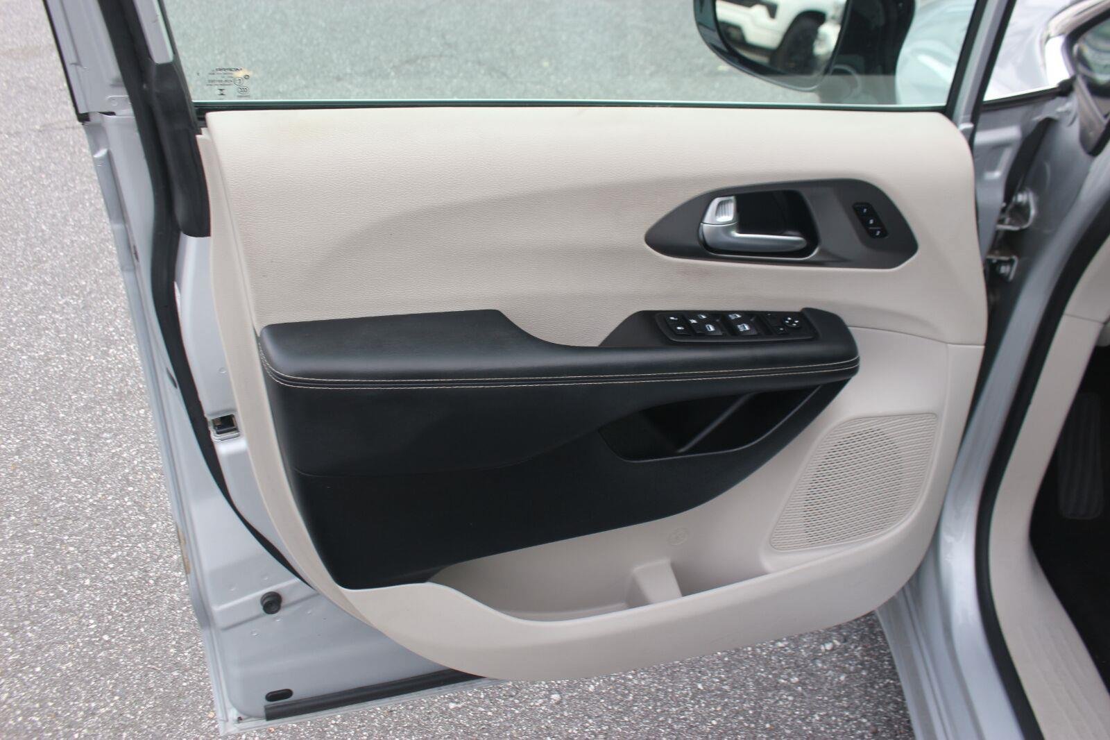 Used 2024 Chrysler Pacifica Touring-L FWD image 12