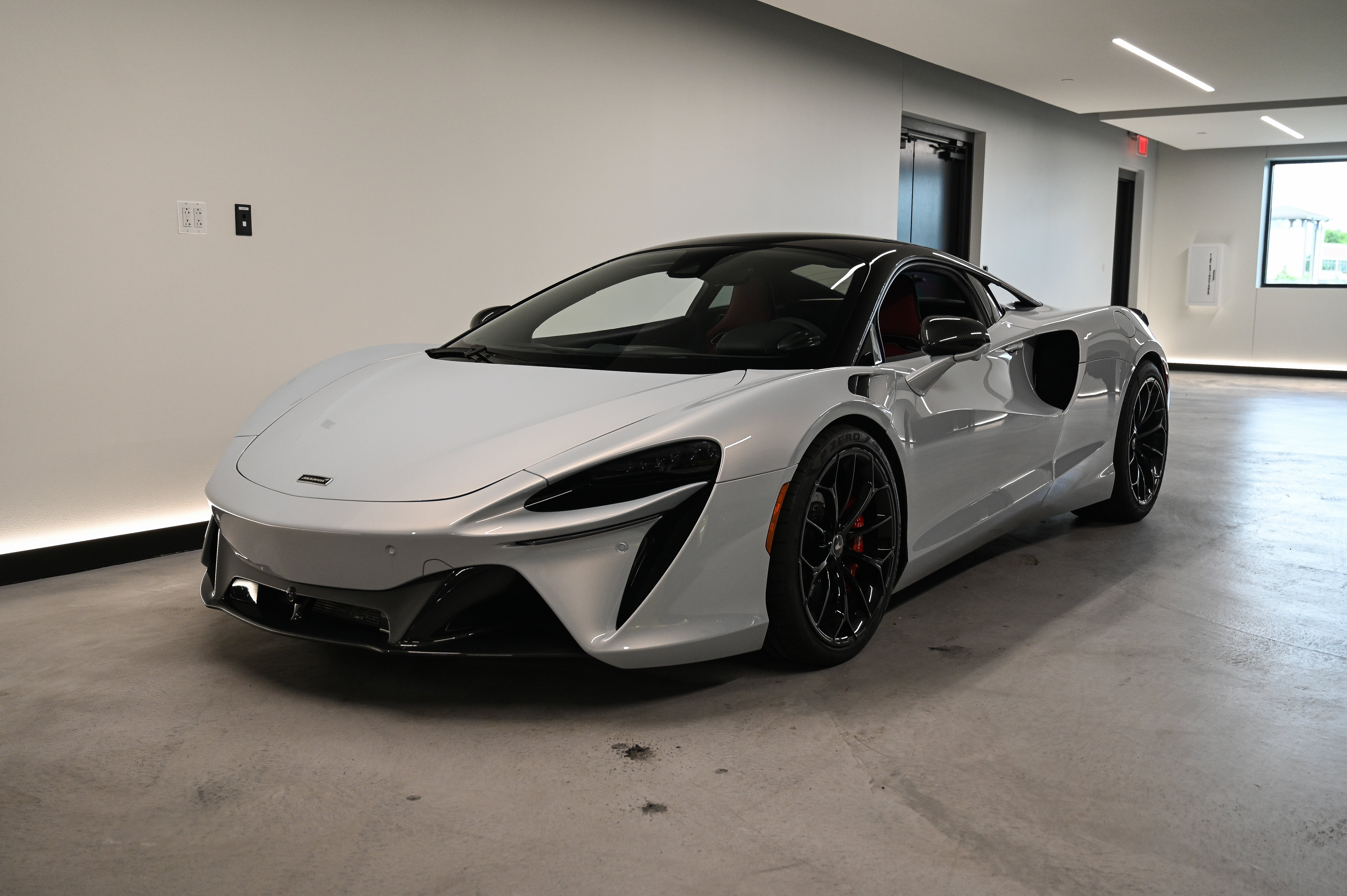 Used 2023 McLaren Artura RWD image 1