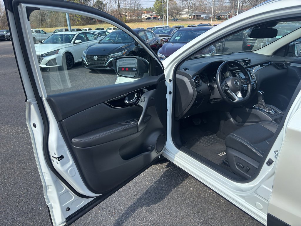 Used 2022 Nissan Rogue Sport SL w/ Premium Package image 9