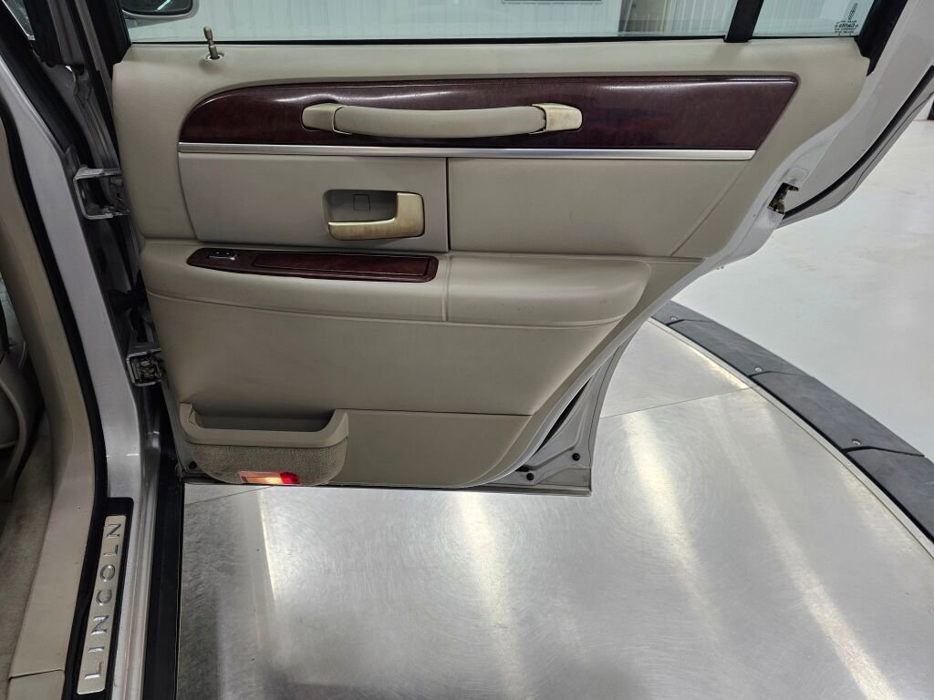 Used 2005 Lincoln Town Car Signature Limited image 31