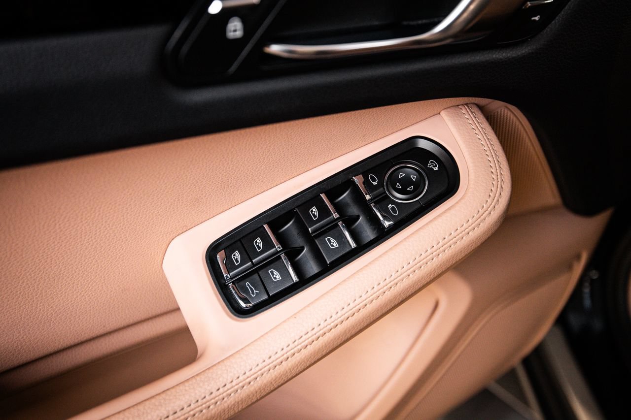 Certified 2023 Porsche Macan AWD/4WD image 22