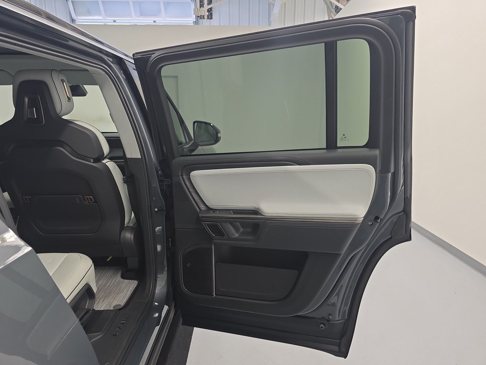 Used 2024 Rivian R1S Adventure AWD/4WD image 19