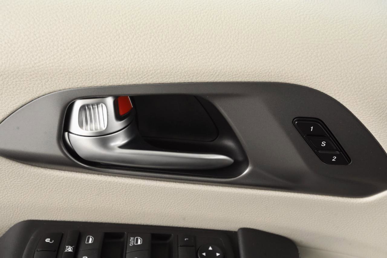 Used 2023 Chrysler Pacifica Touring-L image 33