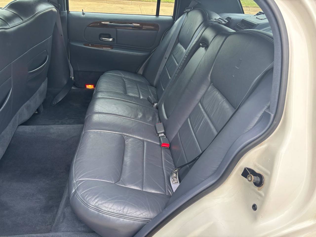 Used 1999 Lincoln Town Car Executive RWD image 13