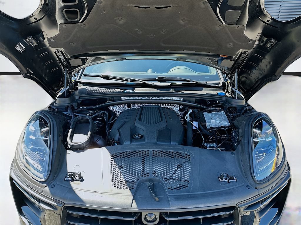 Certified 2023 Porsche Macan AWD/4WD image 32