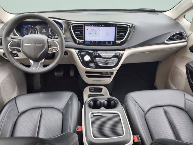 Certified 2024 Chrysler Pacifica Touring-L FWD image 9