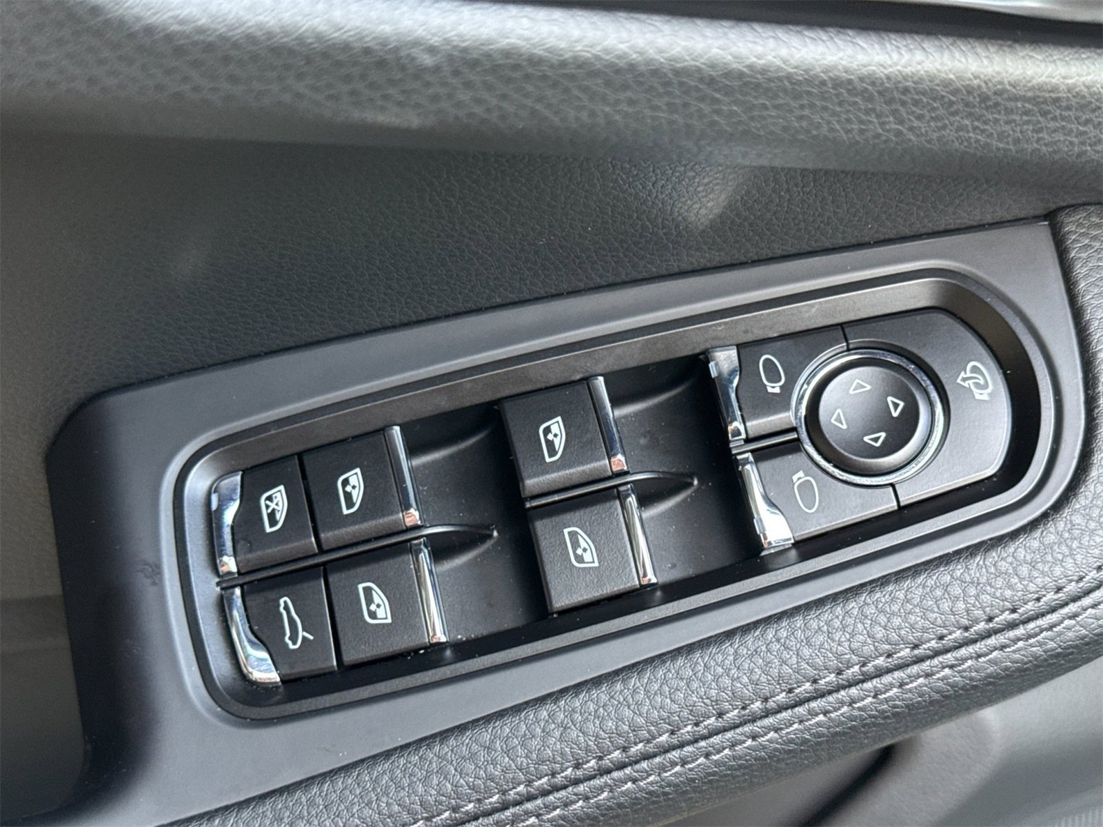 Used 2025 Porsche Macan image 13