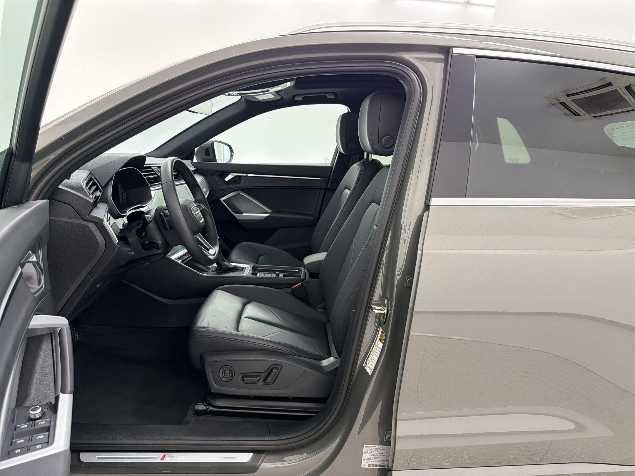 Certified 2025 Audi Q3 2.0T Premium w/ Convenience Package AWD/4WD image 5