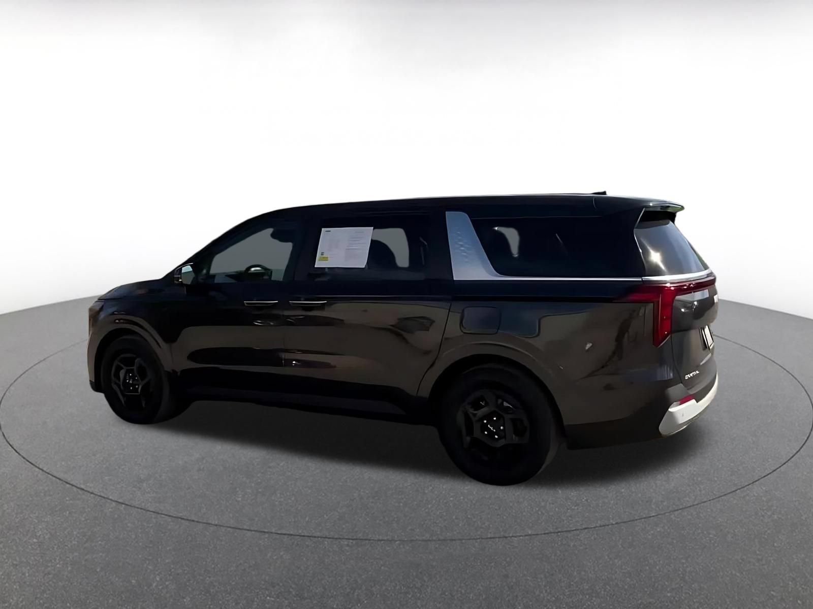 Used 2026 Kia Carnival FWD image 10