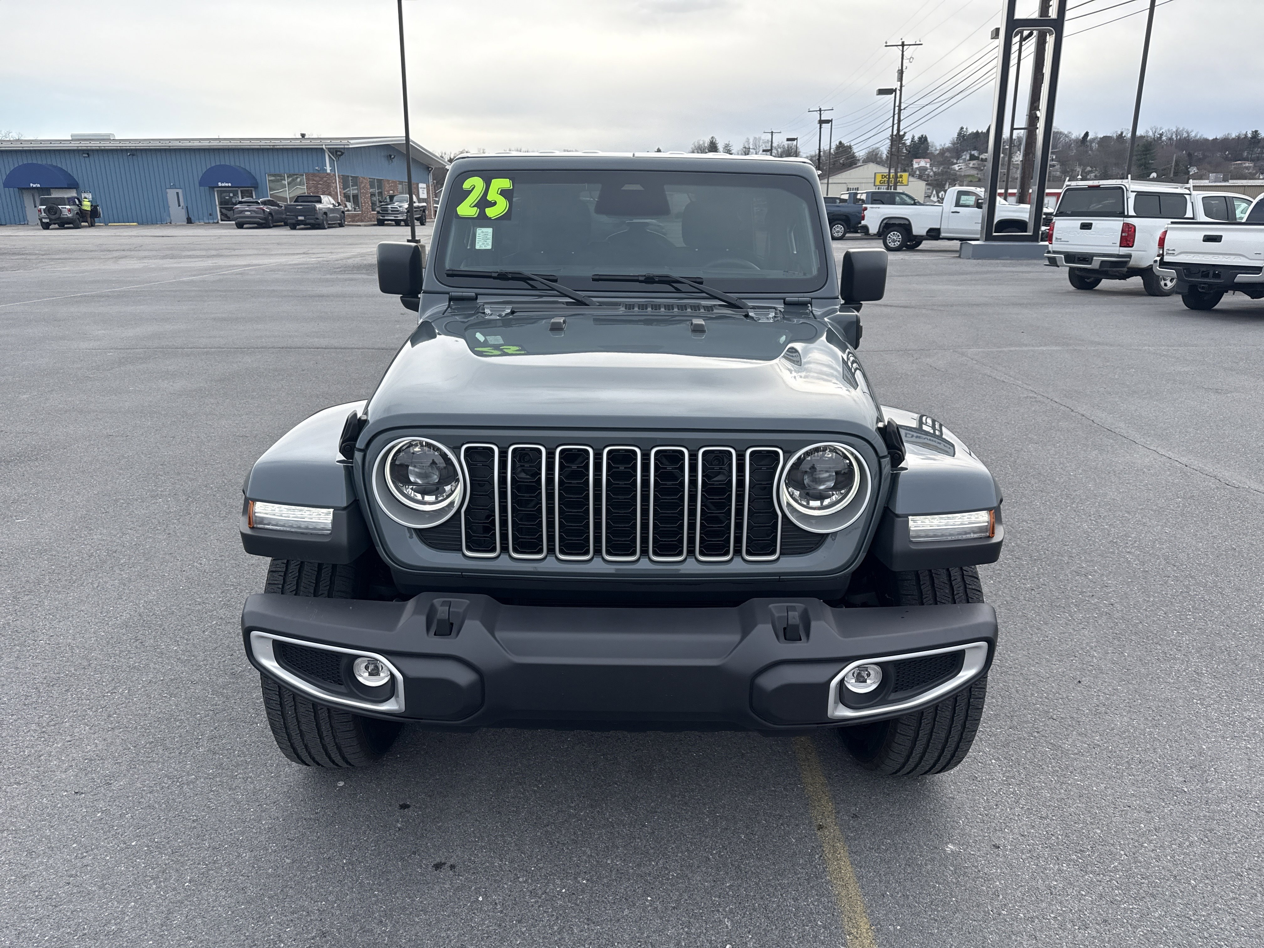 Used 2025 Jeep Wrangler Sahara image 9