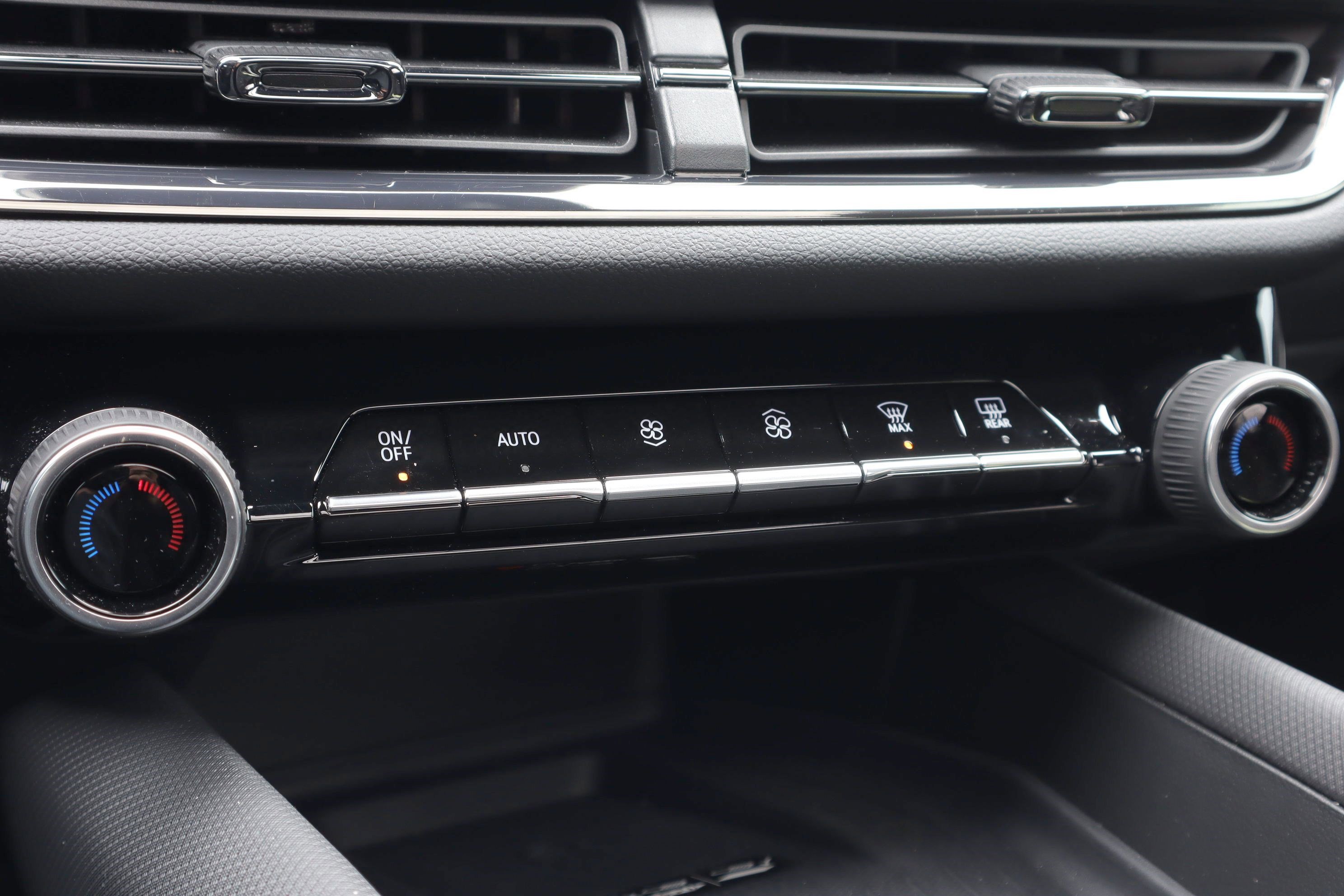 Used 2025 Chevrolet Equinox EV RS w/ Convenience Package II image 14