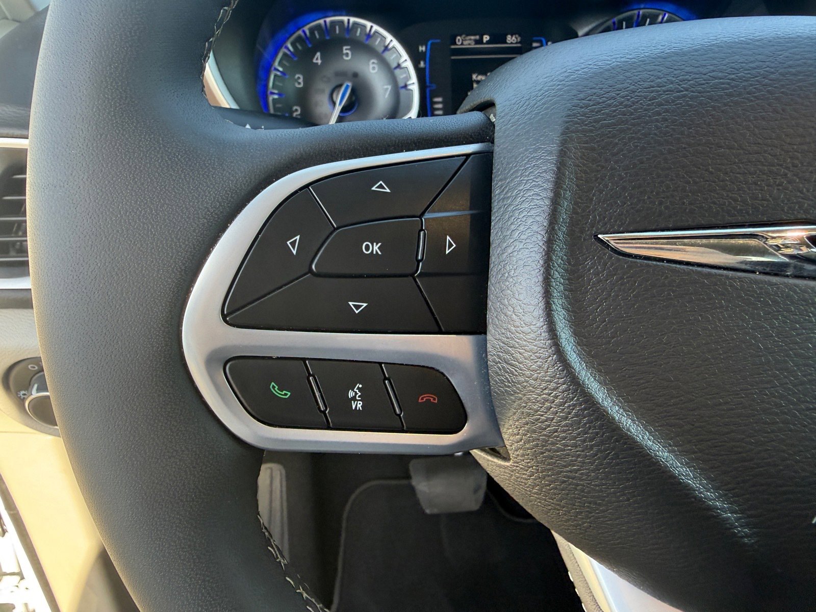 Used 2022 Chrysler Voyager LX image 13